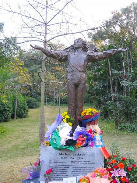 Le monde entier se souvient de Michael Jackson Statue_michael_ja..._2011_03-24571bc